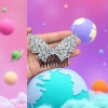 Butterfly-shaped hair combs are fashionable and cute. The ladies' combs are smooth and won't damage the hair details Picture